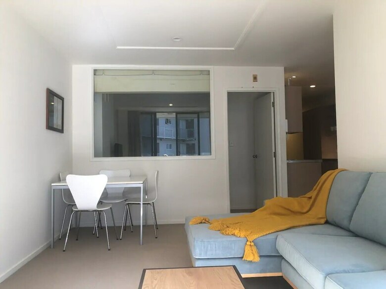 Cosy 2 Bed Cbd Apartment With Balcony