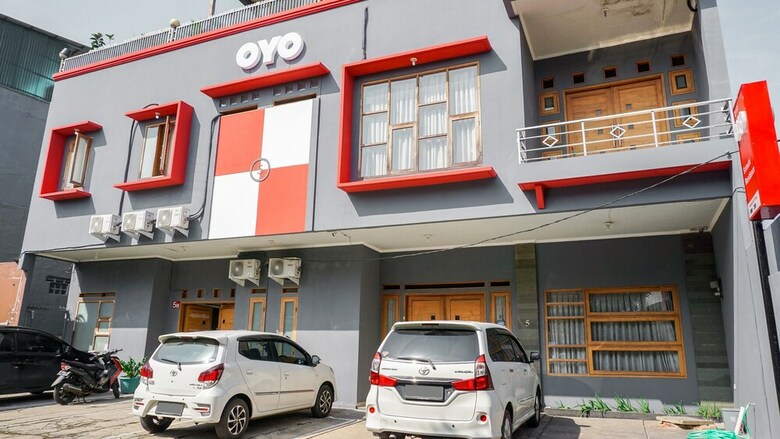 Hostal Oyo 1932 Srimahi Residence