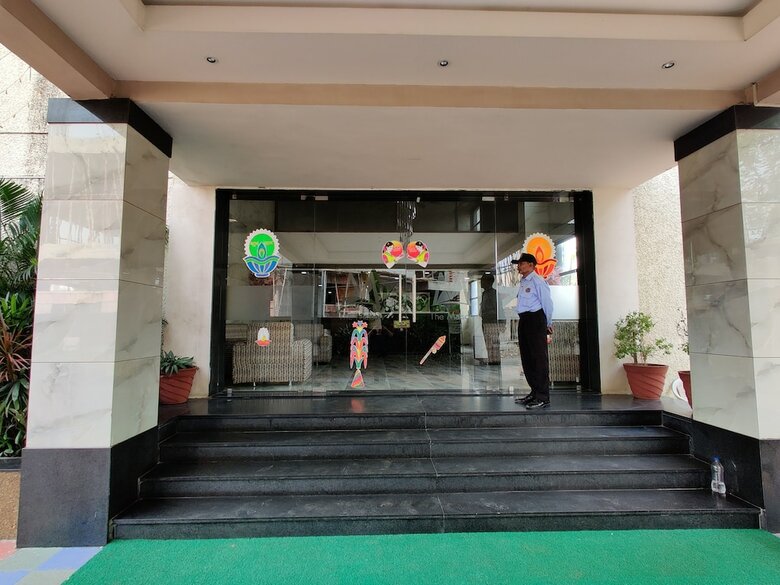Hotel Pride Biznotel - The Maison Anand