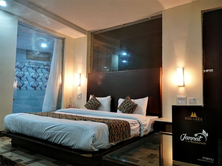 Hotel Dal Lake Resort