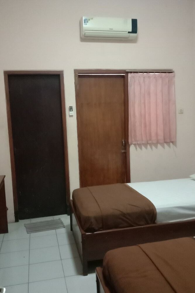 Hostal Oyo 1751 Hotel Trihadhi