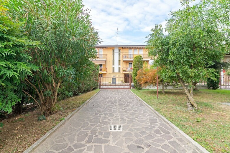 Torre Roomy Apartment
