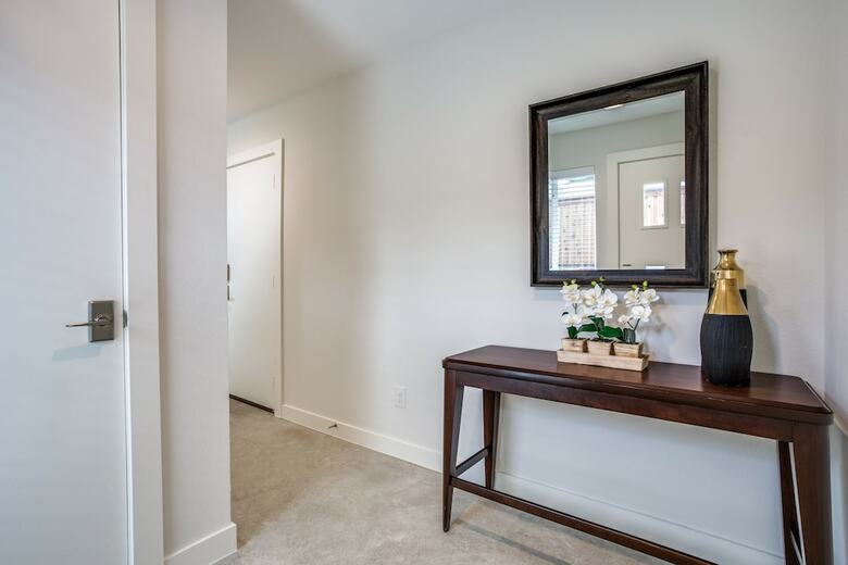 Modern Dallas Townhome 2 Br Fully Furnis