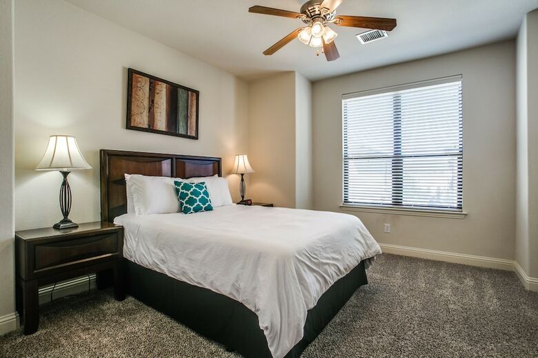 Beautifully Furnished Townhome At Shops