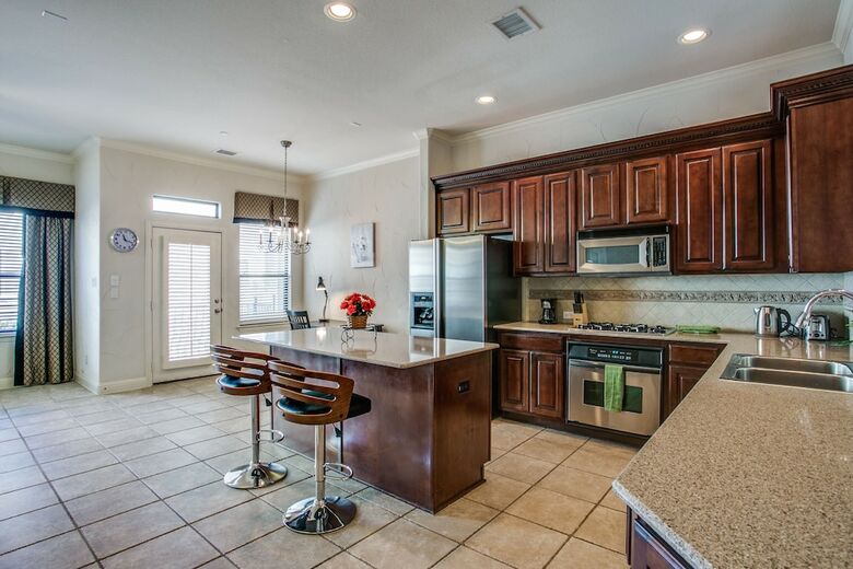 Beautifully Furnished Townhome At Shops