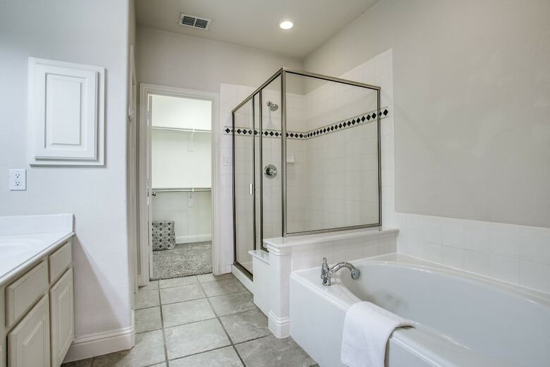 Beautifully Furnished Townhome At Shops