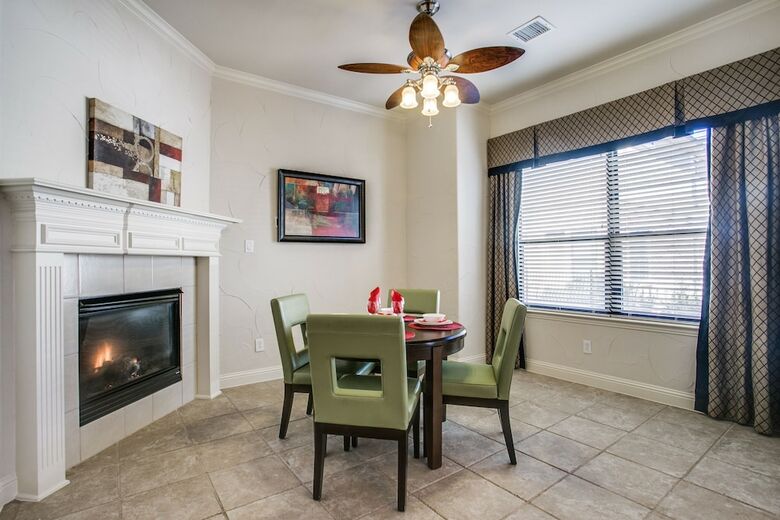 Beautifully Furnished Townhome At Shops