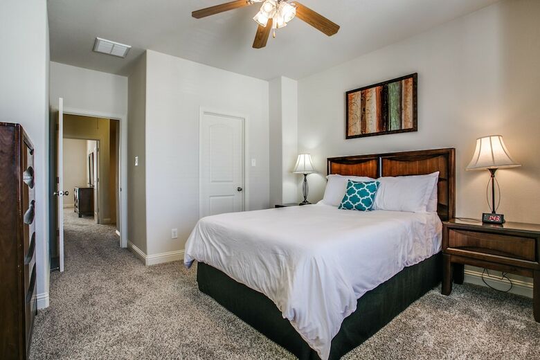 Beautifully Furnished Townhome At Shops