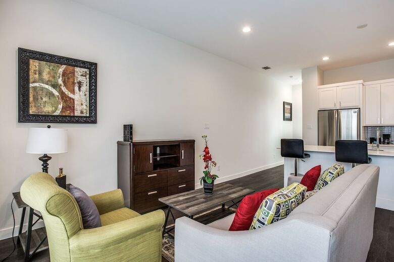Upscale 2 Bedroom Dallas Townhome