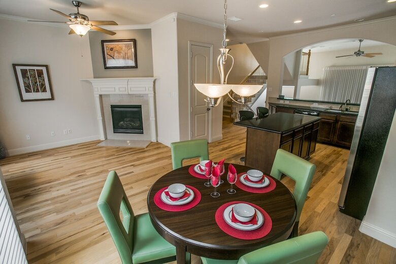 Stylish 3 Bedroom Town Home At Shops At