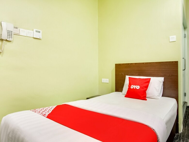 Oyo 89652 P Line Hotel