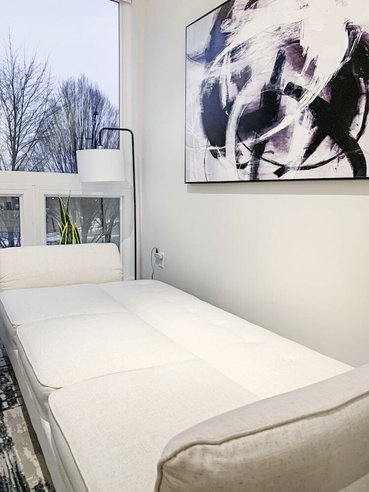 Hyatus Downtown At Yale - Stunning Luxury Apartments