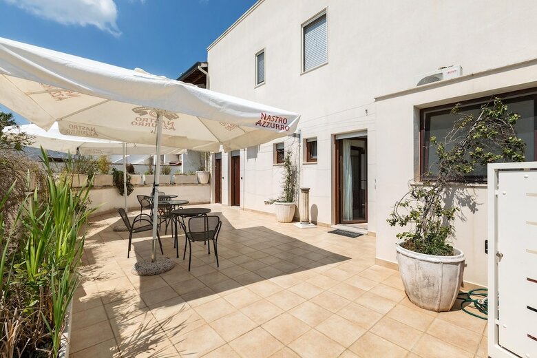 Hotel Dolmen Houses