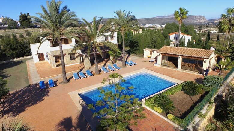 Private 4-bedroom Villa W/ Pool, Summer Kitchen & Expansive Living Space