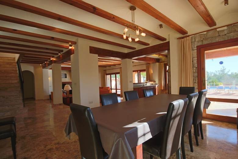 Private 4-bedroom Villa W/ Pool, Summer Kitchen & Expansive Living Space