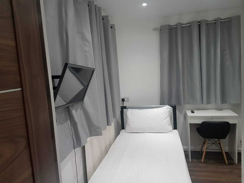 Hotel Newly Refurbished Rooms Near Whitton Stn