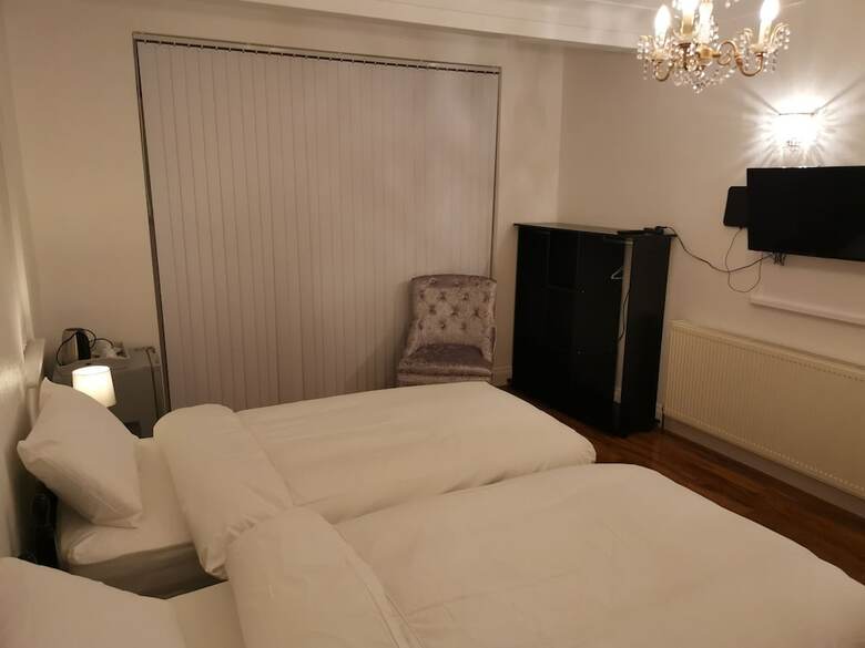 Hotel Newly Refurbished Rooms Near Whitton Stn