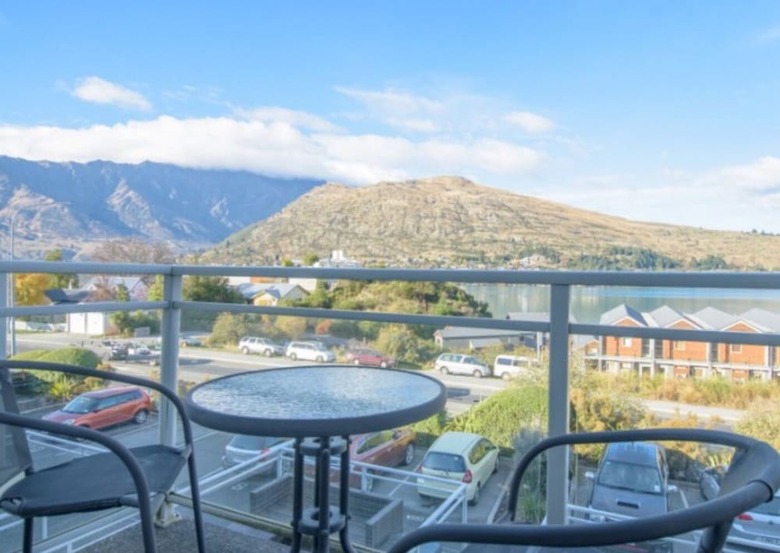 Lake View Modern Apartment