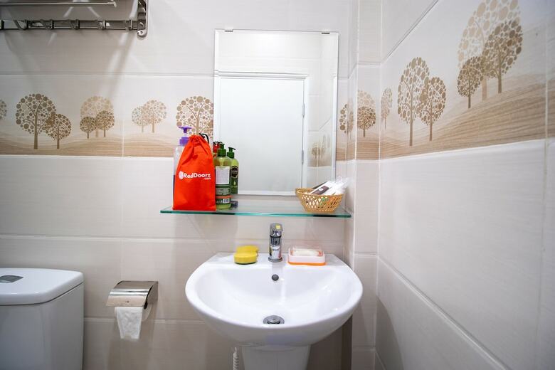 Hotel Reddoorz @ Le Van Sy Street 3