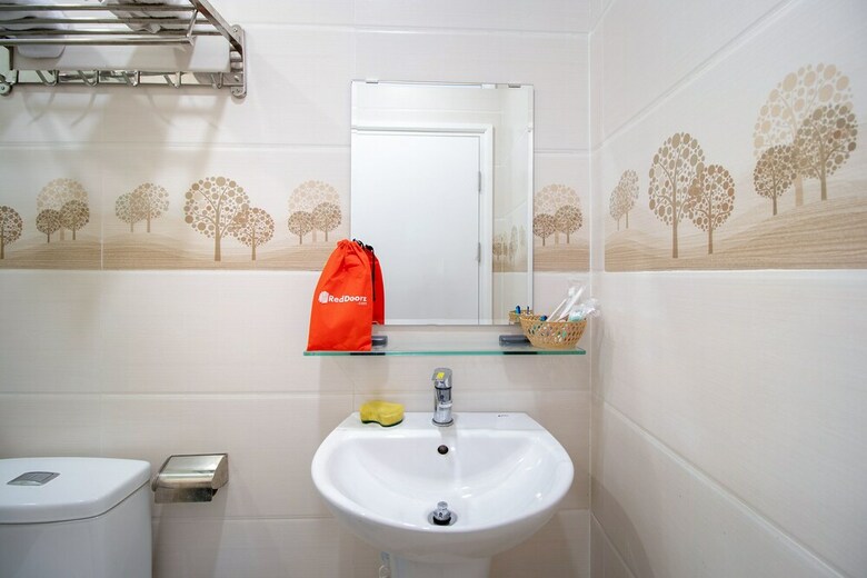 Hotel Reddoorz @ Le Van Sy Street 3