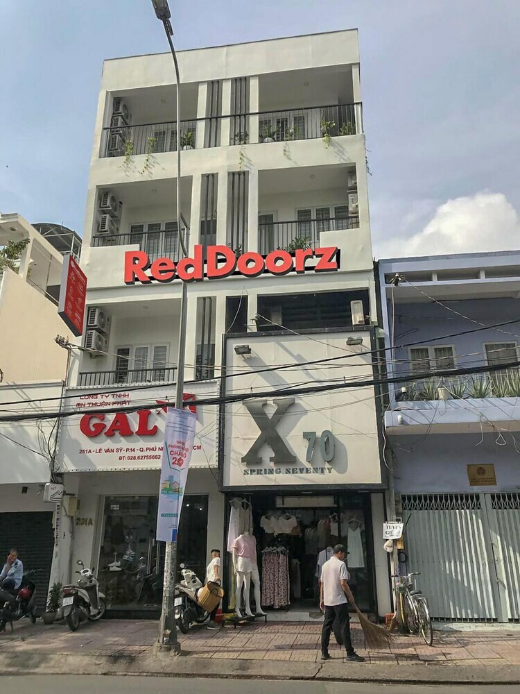 Hotel Reddoorz @ Le Van Sy Street 3