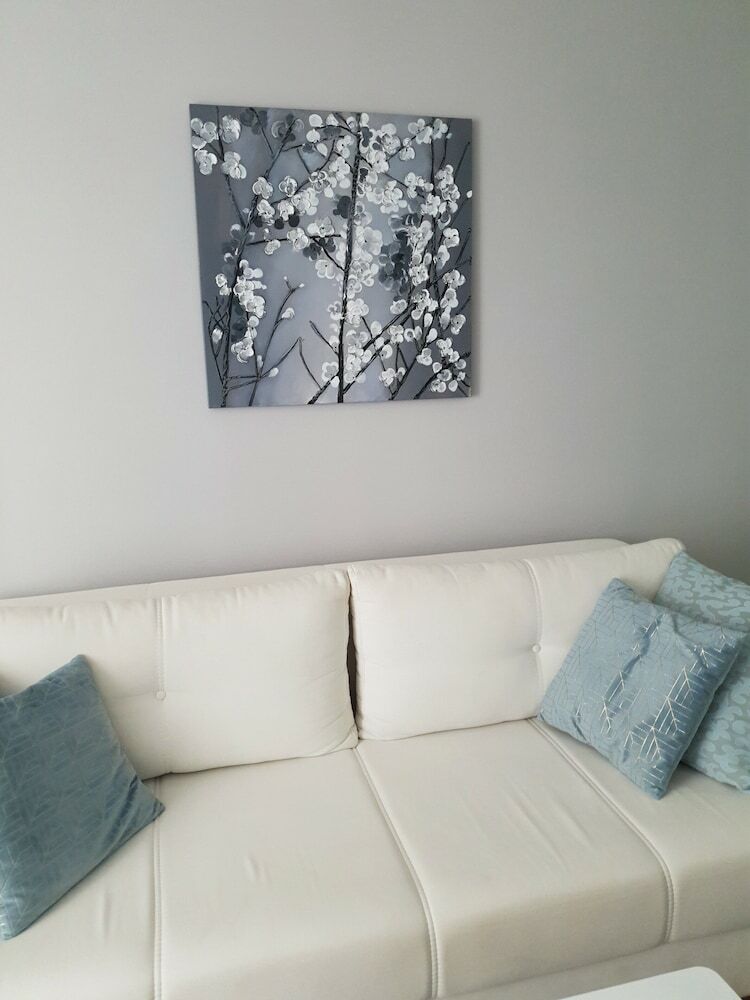 Happy Apartments