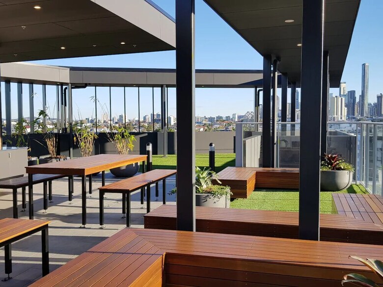 Luxurious 1 Bedroom Newstead Apartment With Parking