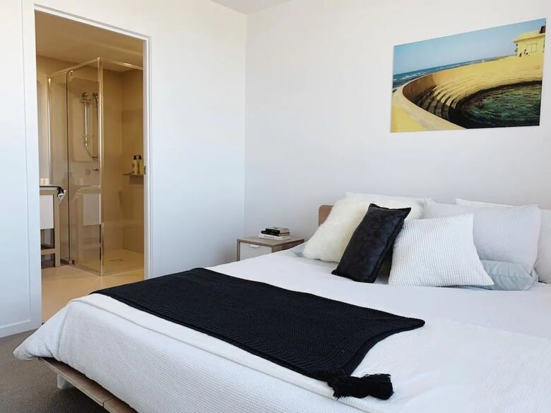 Modern 2 Bedroom Palm Beach Apartment With Ocean Views