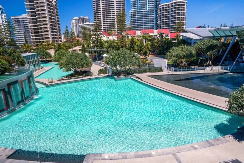 3 Bedroom Apartment With Breathtaking Views In Iconic Q1