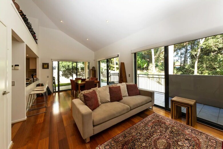 Luxurious 3 Bedroom Home In Indooroopilly Close To Cbd