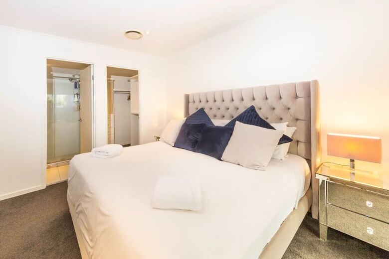Luxurious 3 Bedroom Home In Indooroopilly Close To Cbd