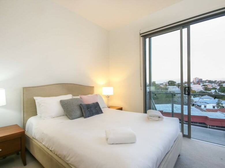 Luxury 1 Bedroom Top Floor Apartment With Balcony