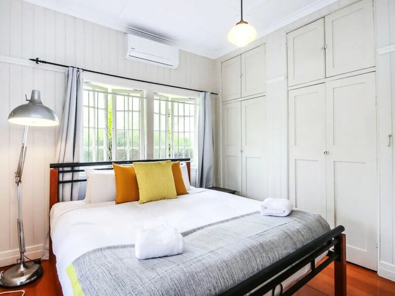Quiet 3 Bedroom House In Albion With Parking