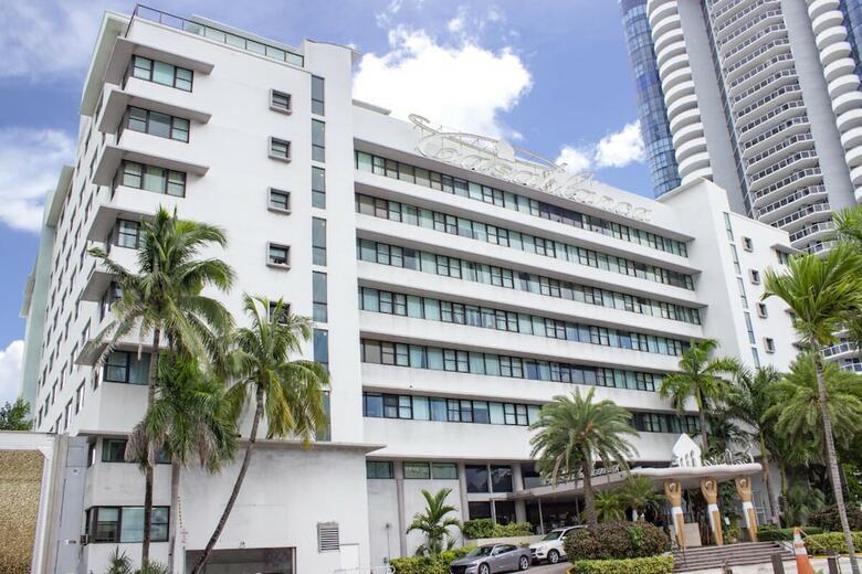 Beautiful & Spacious Studio Right On The Beach On Millionaire?s Row!