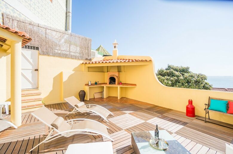 Panoramic Tagus River Terrace Apartment In Alfama