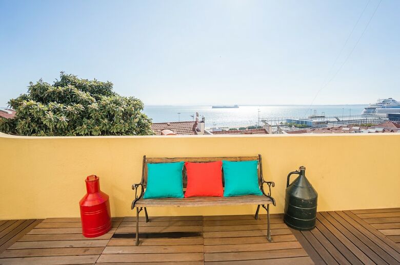Panoramic Tagus River Terrace Apartment In Alfama