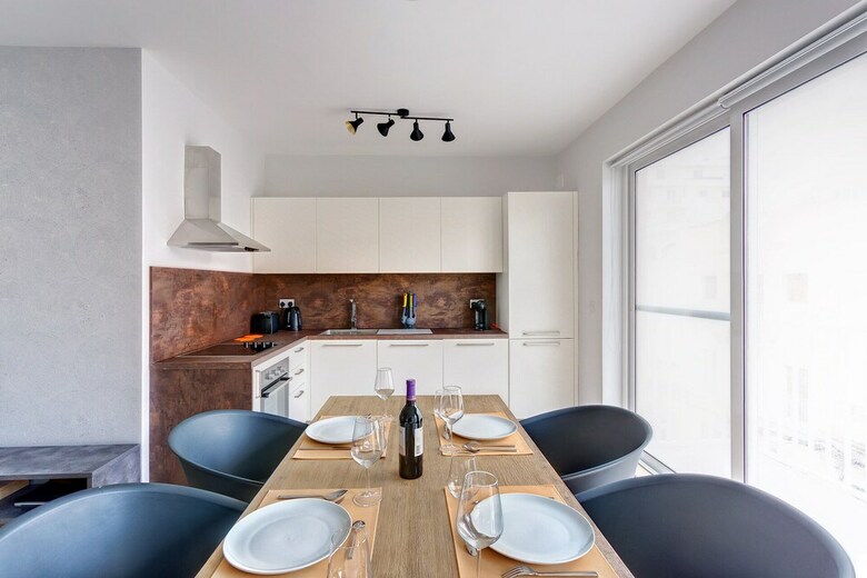 Brand New Designer Finished Apartment, Central Location