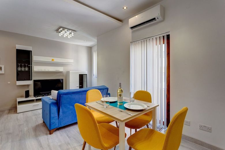 Idyllic Apartment Just Off The Promenade
