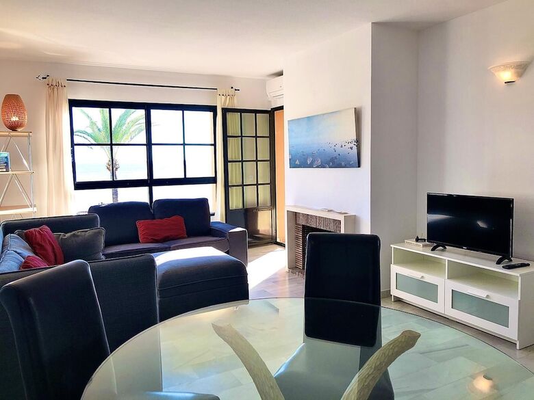 Do�a Lola Claudia Beachfront Apartment Cs197