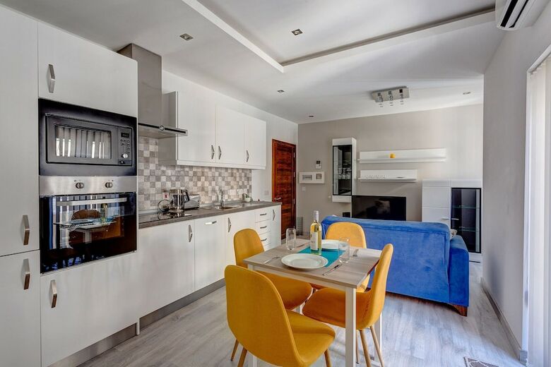 Modern Apartment Just Off The Promenade