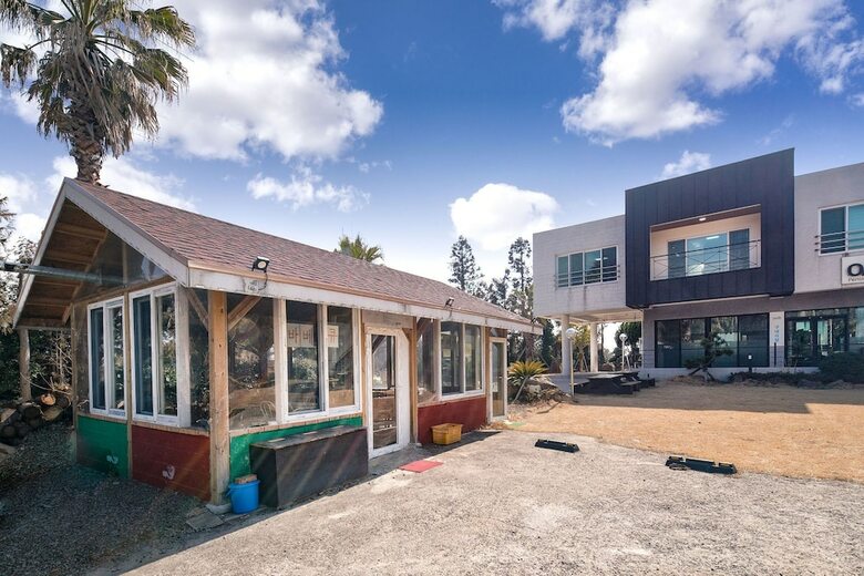 Jeju Jungmun Oasis Pension