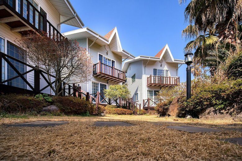 Jeju Jungmun Oasis Pension