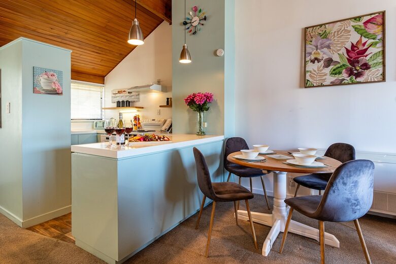 Beautiful Spacious Lake View City Townhouse