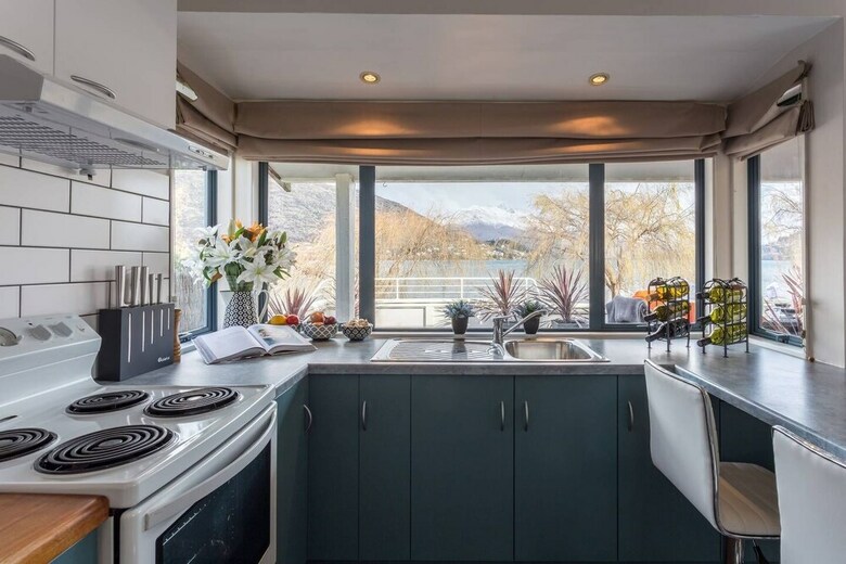 Lake Edge Family Cottage Panoramic View