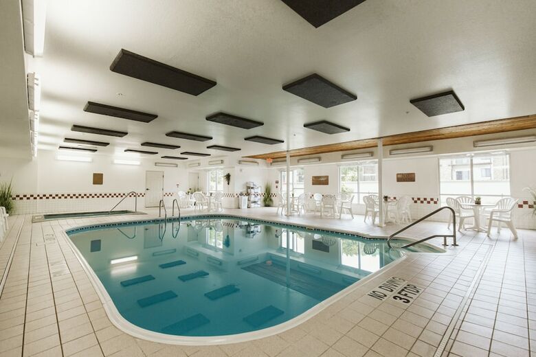 Hotel Expressway Suites Bismarck