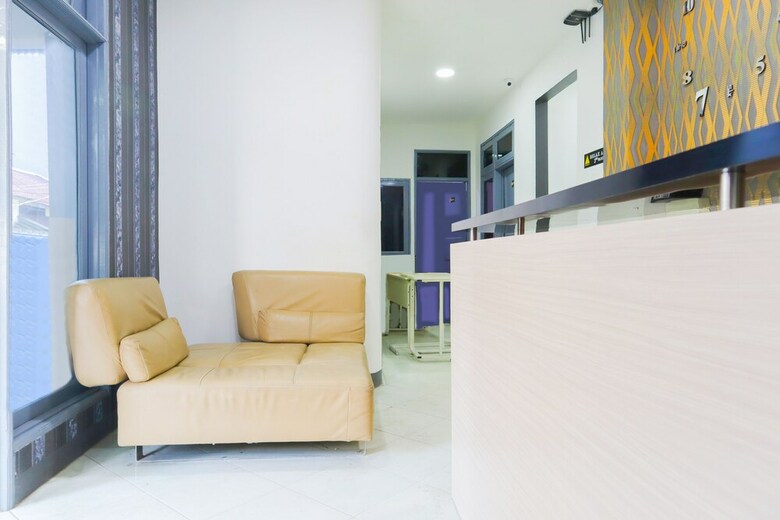 Hostal Oyo 2308 Seven Season Residence