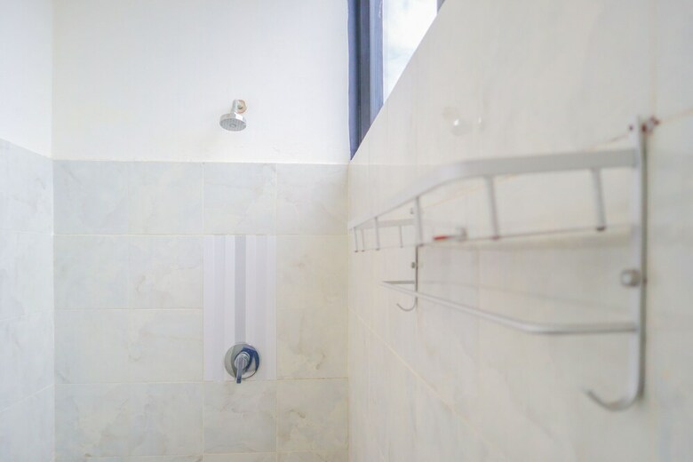 Hostal Oyo 2308 Seven Season Residence