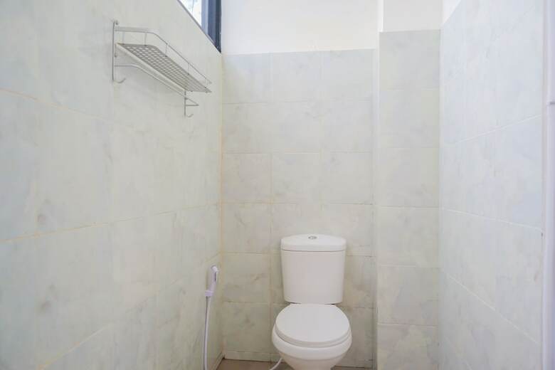 Hostal Oyo 2308 Seven Season Residence