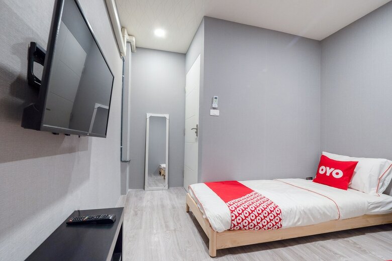 Hotel Oyo 615 Bossa House Hostel & Cafe