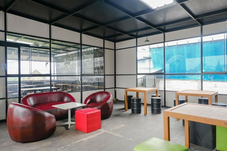 Hostal Oyo 1468 Sm House